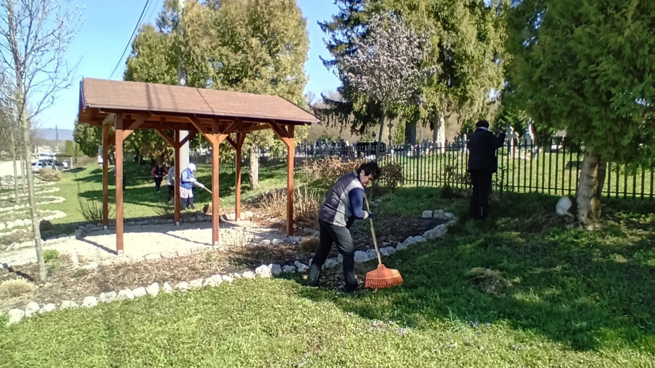 Jarné upratovanie  na verejnom cintoríne  