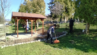 Jarné upratovanie  na verejnom cintoríne 