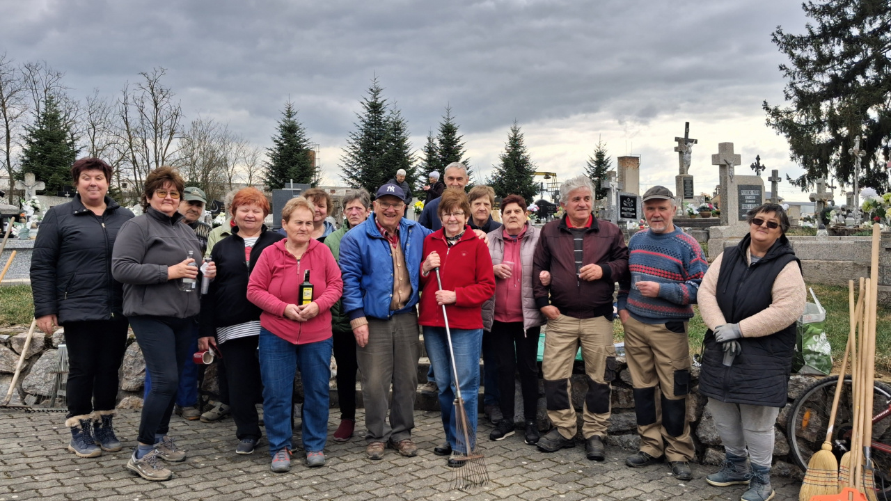 Jarné upratovanie v okolí miestneho cintorína  