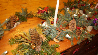 Pečenie paňovských medovníkov a výroba vianočných svietnikov