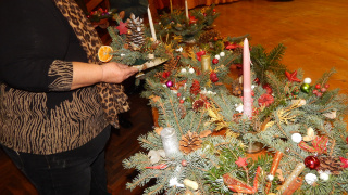 Pečenie paňovských medovníkov a výroba vianočných svietnikov