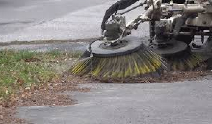 Fotka - Čistenie miestnych komunikácii